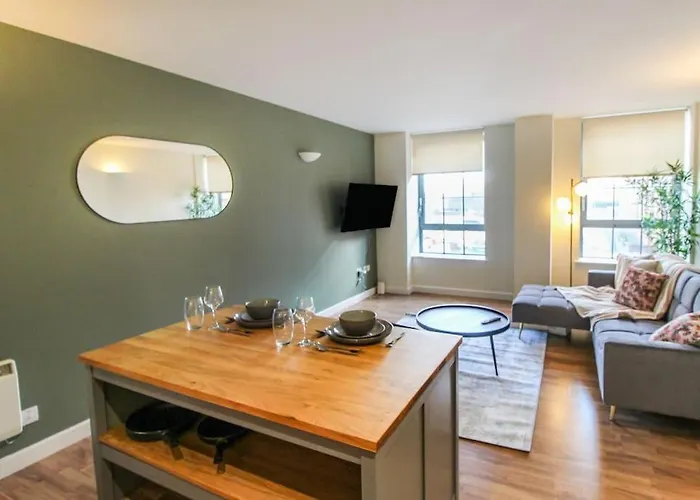 Modern 2 Bedroom Apartment By Train Station