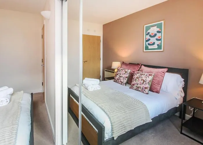 Modern 2 Bedroom Apartment By Train Station