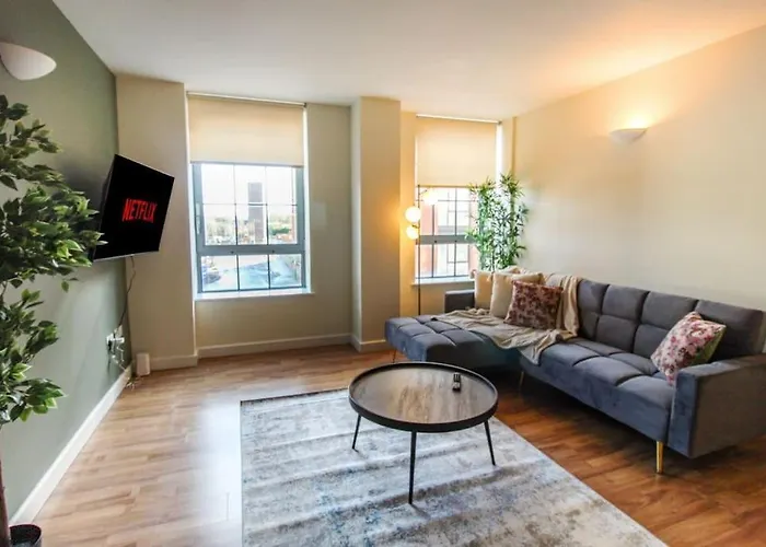 Modern 2 Bedroom Apartment By Train Station