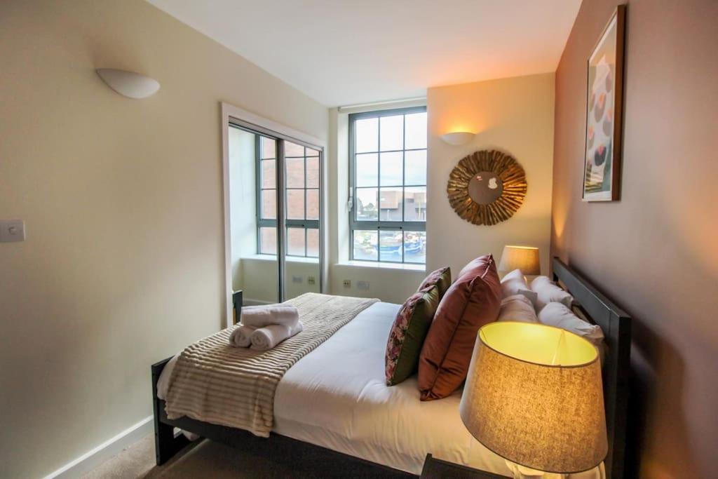 Modern 2 Bedroom By Train Station