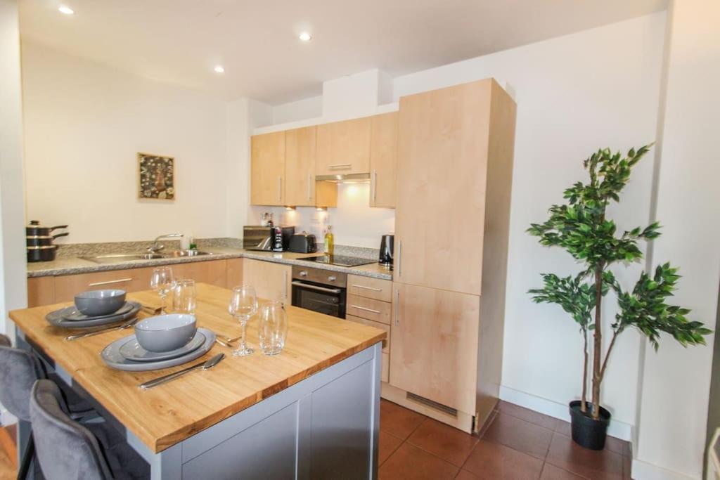 Modern 2 Bedroom By Train Station Apartment *